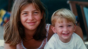 Julia junto a su hermano,