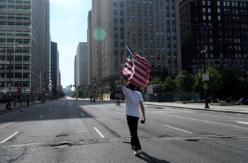 Un manifestante contra la violencia racista en Philadelphia, Pennsylvania, este 6 de junio de 2020 (REUTERS/Bastiaan Slabbers)