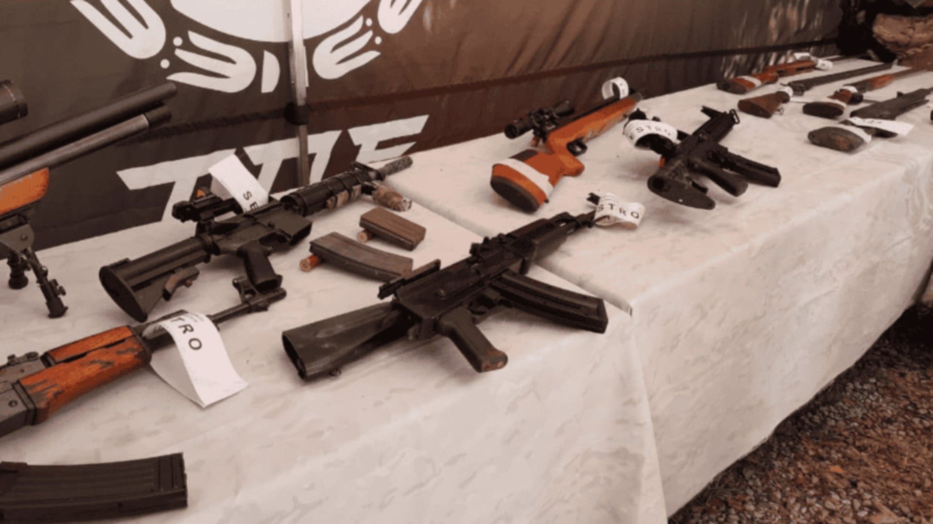 Múltiples armas de guerra, incluyendo rifles y pistolas, son exhibidas sobre una mesa tras ser desenterradas en un exitoso operativo realizado en Santa Fe (Rosario3)