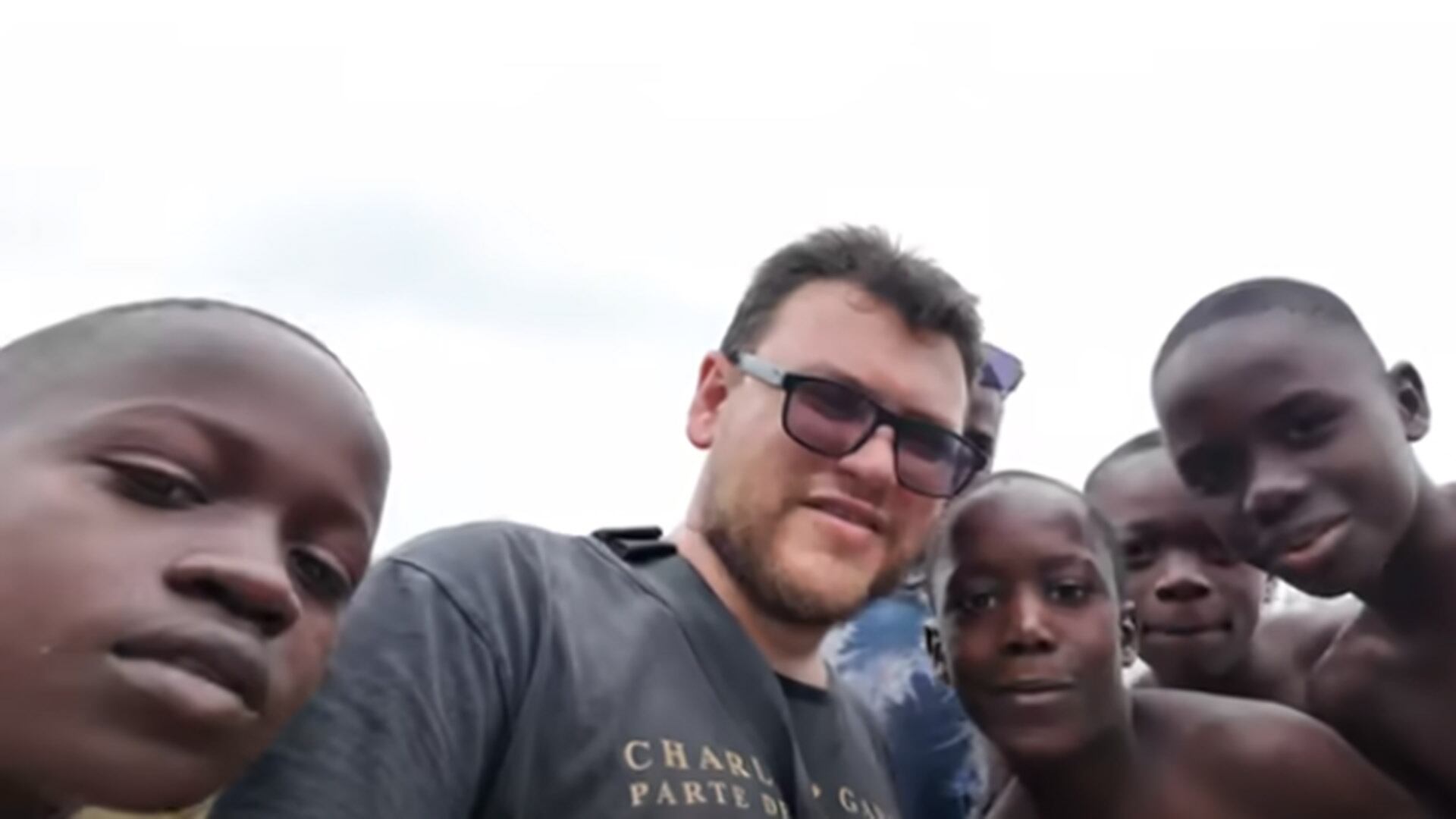 El influencer argentino junto a niños annoboneses, cuyo entretenimiento radica a juntar cangrejos y jugar al fútbol