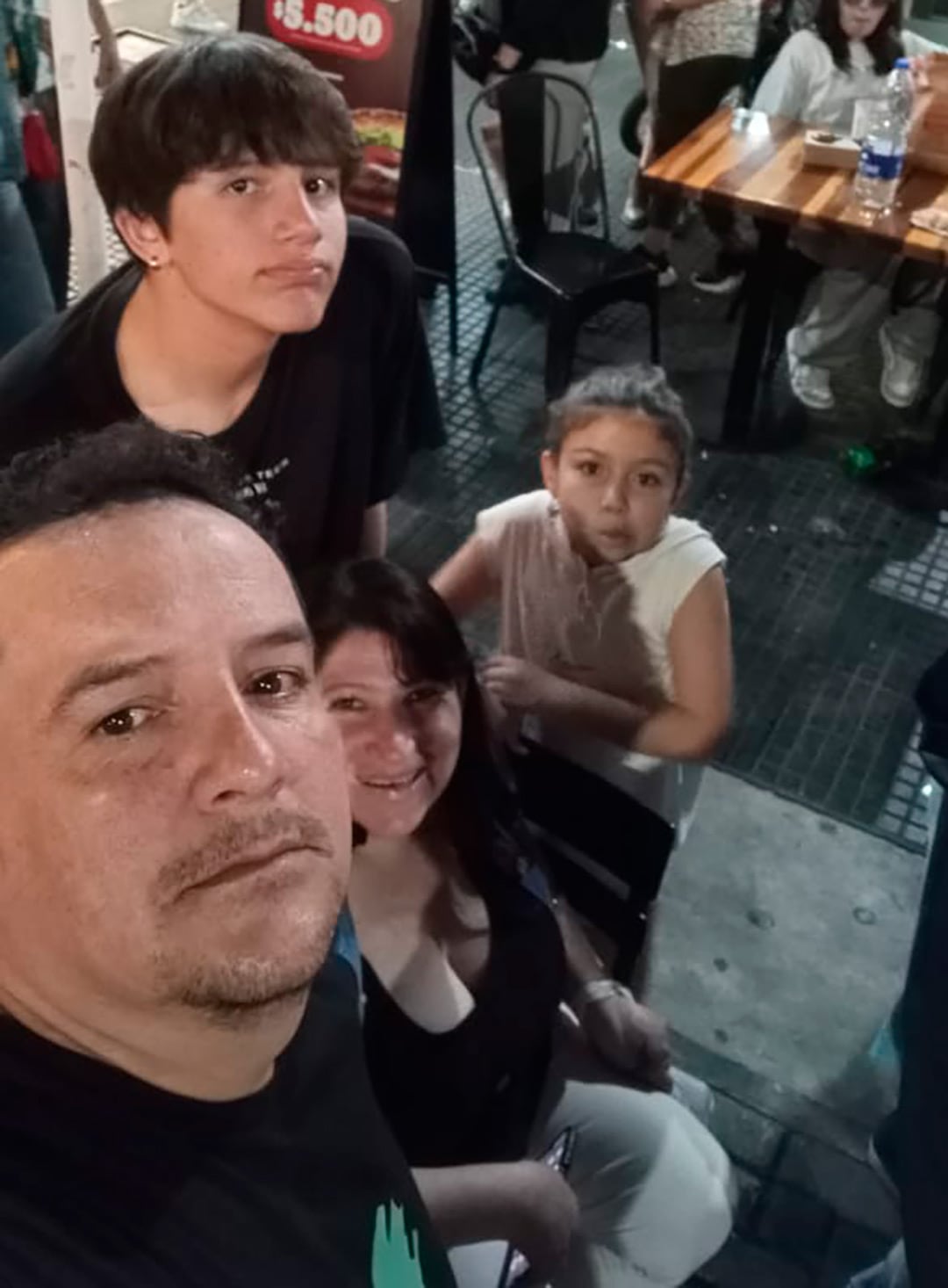 Rodrigo (atrás a la izquierda) junto a sus padres, David y María Deisy, y su hermana menor, Ámbar