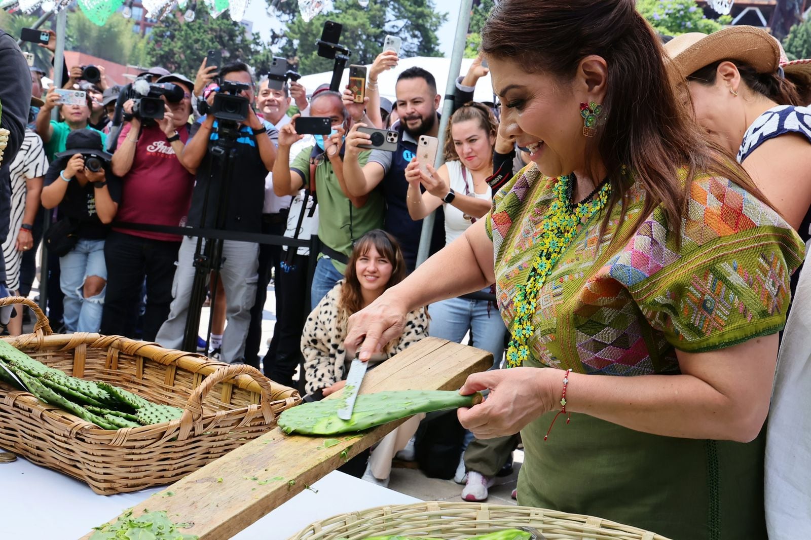 Clara Brugada practicó la técnica de desespinado del nopal. Crédito: Gobierno de México