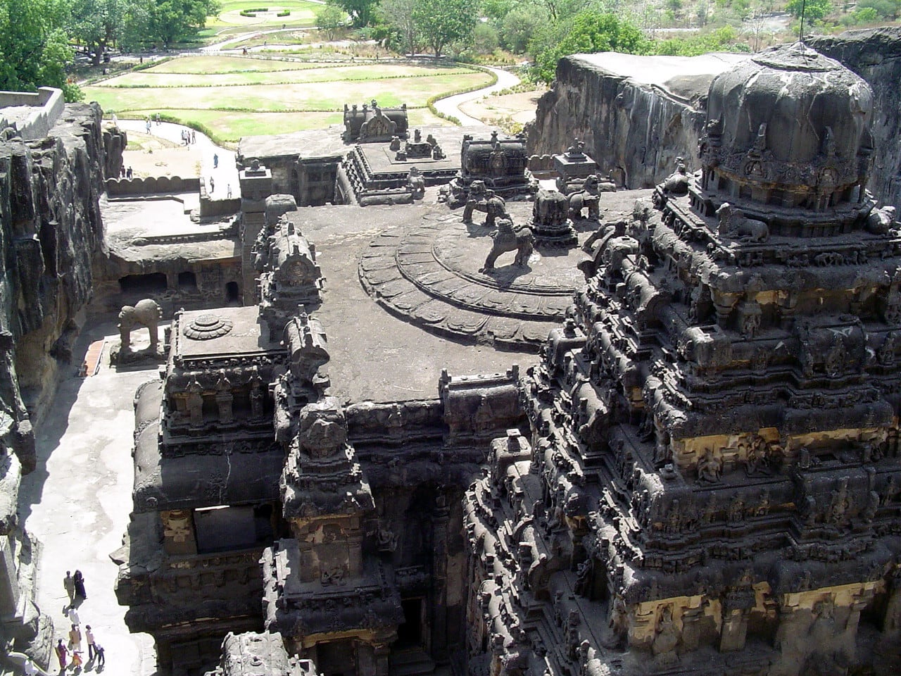 Columnas, techos y esculturas fueron esculpidos directamente en la roca volcánica, sin ensamblaje de bloques (Wikipedia)