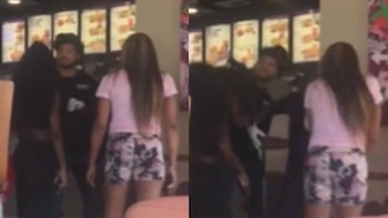 Tres personas en el interior de un local, con tableros de menú iluminados de fondo. Una mujer de cabello largo da la espalda; un hombre rizado la mira