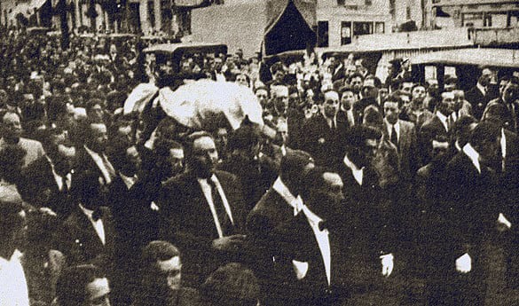 La foto de la polémica: el ataúd llevado a pulso, envuelto en la bandera argentina