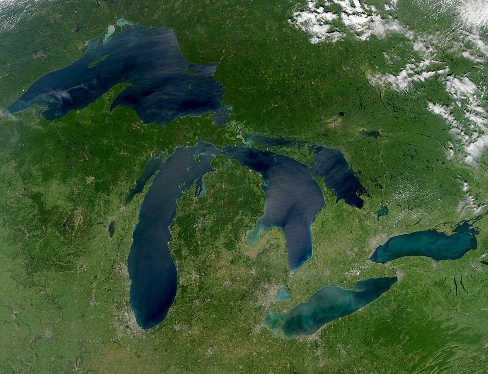 Investigaciones recientes muestran la persistencia de los PFAS en las aguas de los Grandes Lagos, revelando su avance silencioso en el ecosistema (NASA)