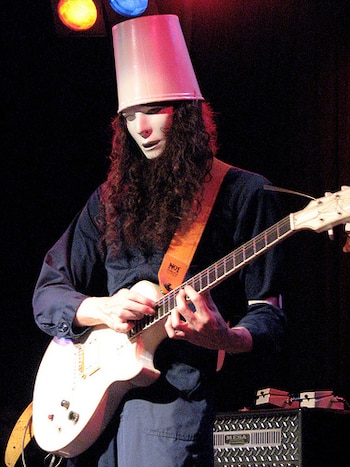 Buckethead perfeccionó una técnica única,