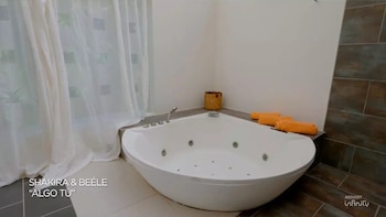 Villa Deseo, donde se hospedan las chicas y los tentadores de 'La isla de las tentaciones 10' (Mediaset España)