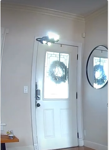 La Policía de San Diego utilizó un dron que entró por una ventana para inspeccionar el interior de la vivienda antes del arresto (Captura de video)