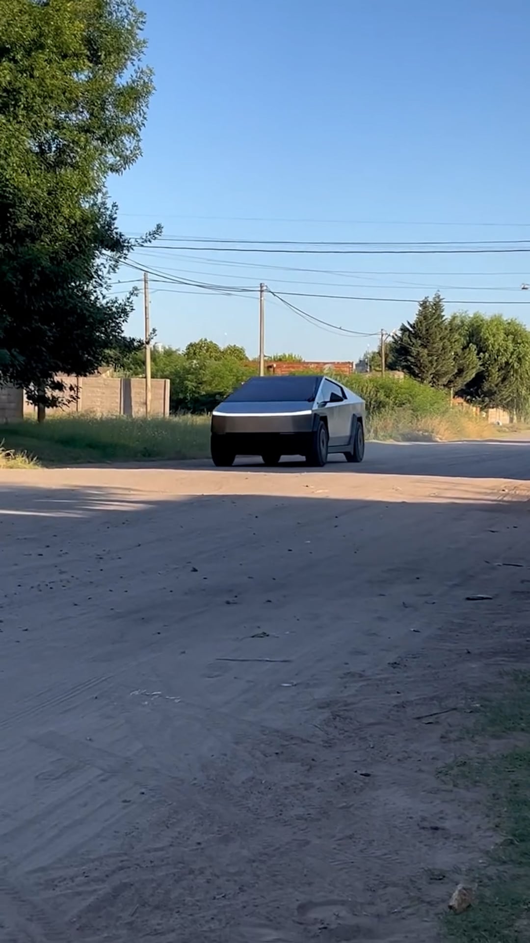 El cybertruck de Barby Franco llegando al barrio donde vive Amadeo
