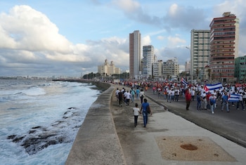 Personas caminan por el Malecón durante una marcha de protesta contra el embargo comercial de Estados Unidos a Cuba, en La Habana, Cuba, el 20 de diciembre de 2024. REUTERS/Alexandre Meneghini
