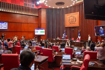 Sesión en el Senado de la República Dominicana durante la presentación del proyecto de ley para modificar el Código Penal, con la presencia de legisladores, prensa y personal técnico (Cortesía: @SenadoRD).