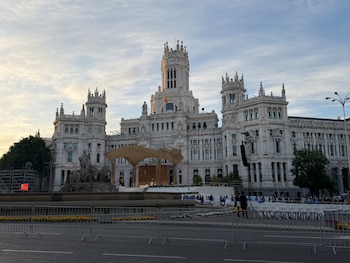 La plaza de Cibeles tres horas antes de que comience la misa del Corpus Christi (Infobae)