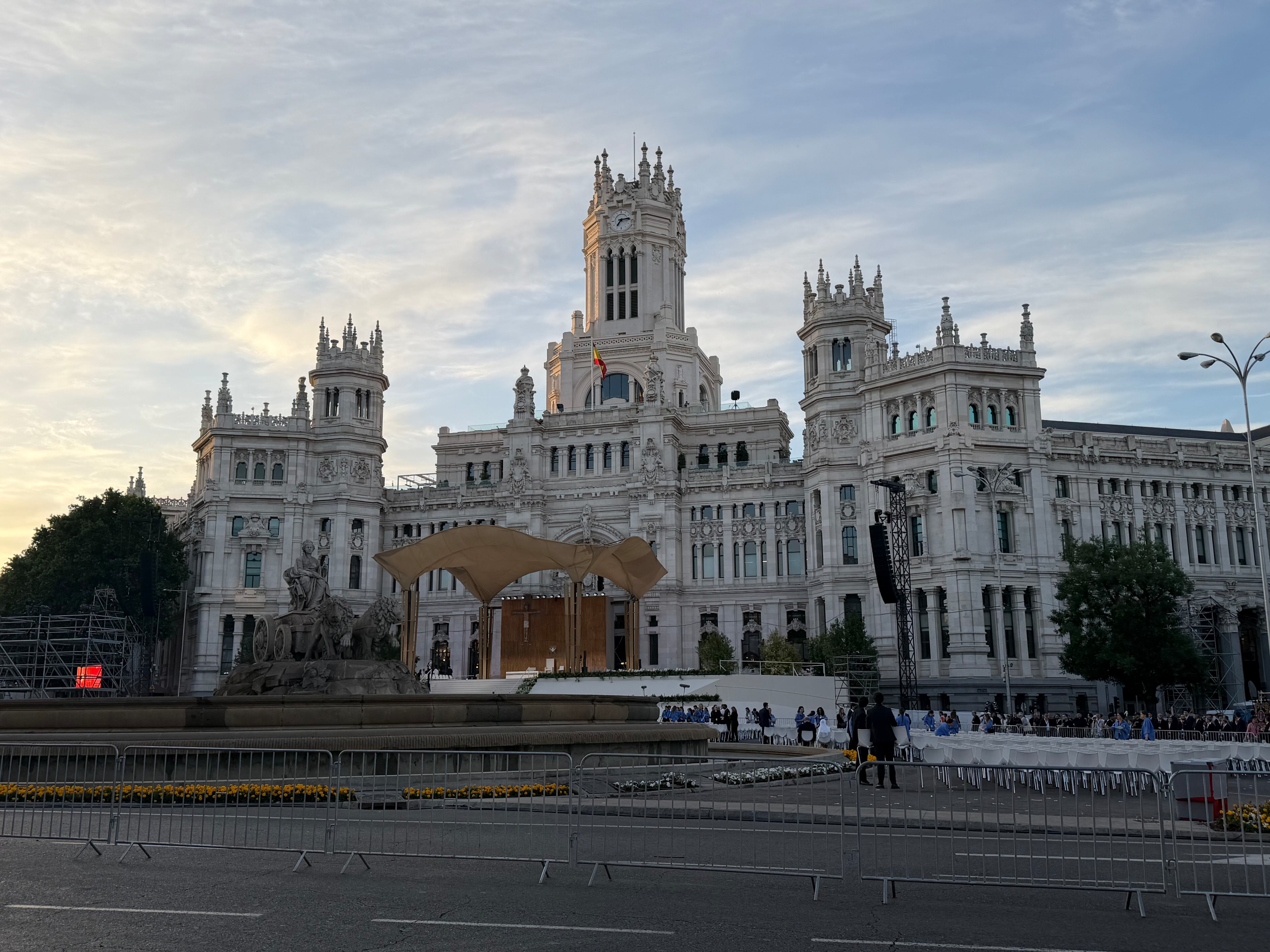 La plaza de Cibeles tres horas antes de que comience la misa del Corpus Christi (Infobae)