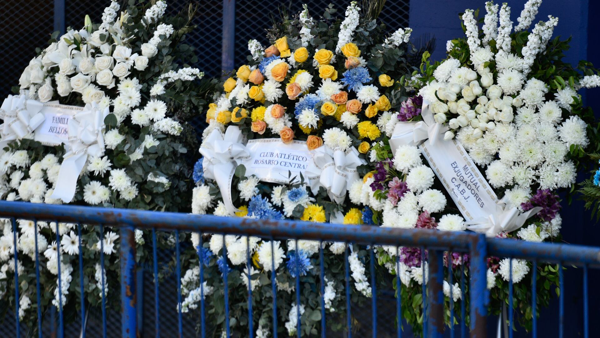 Las coronas que envió Rosario Central y su presidente Gonzalo Belloso (Fotografía: Adrián Escandar)