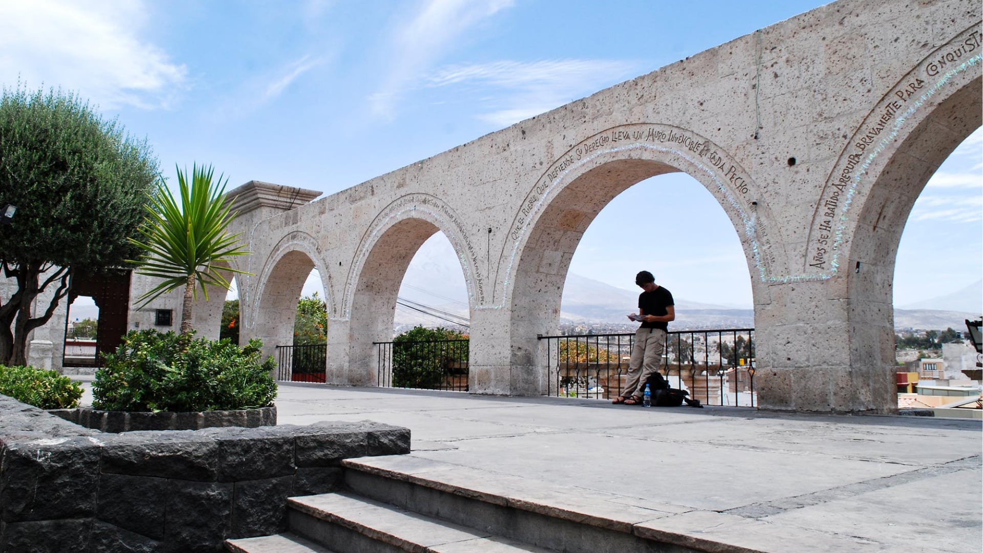 Los arcos de sillar grabado en el mirador de Yanahuara permiten contemplar la ciudad de Arequipa y el entorno volcánico.