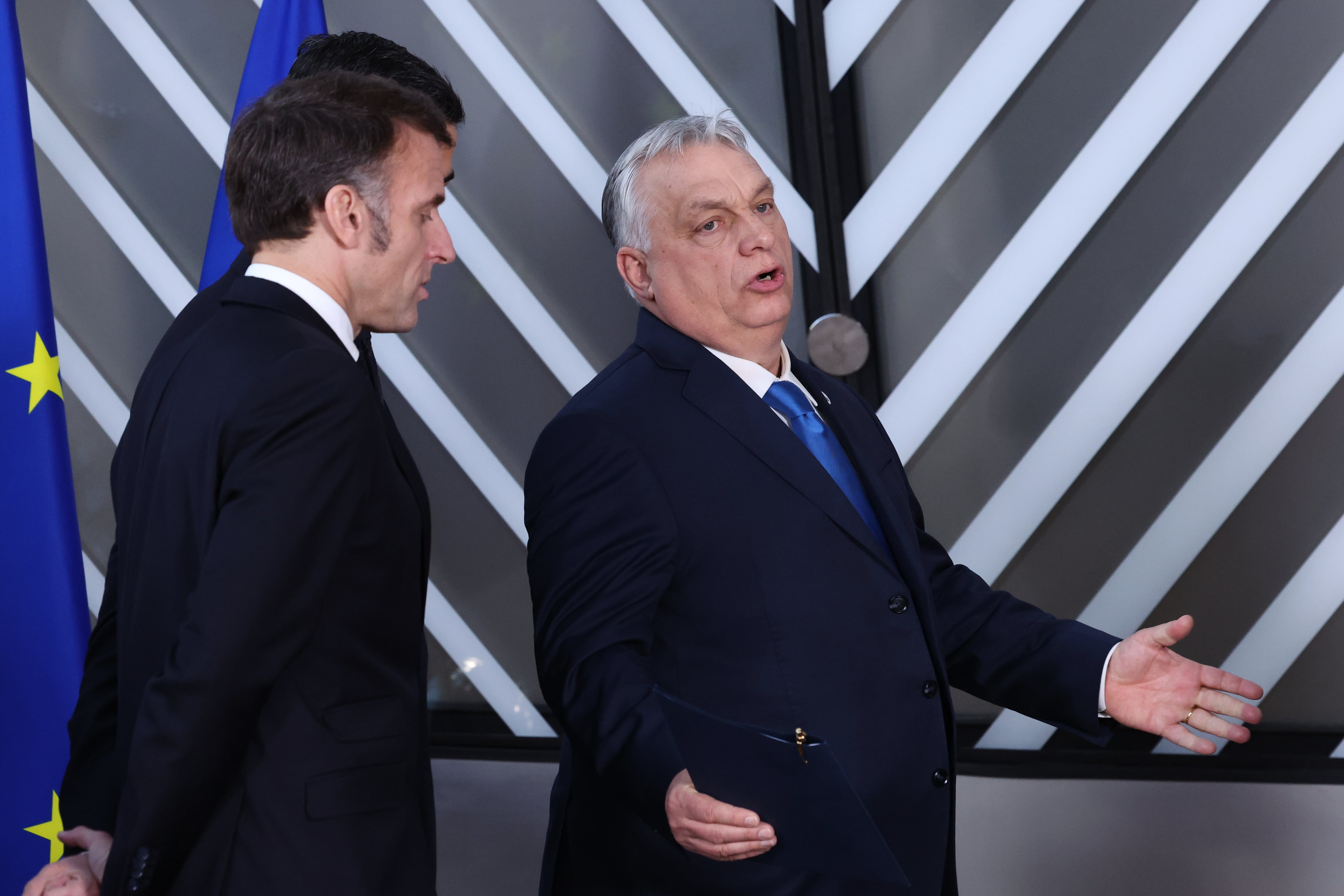 El presidente francés Emmanuel Macron y el primer ministro húngaro Viktor Orbán caminan después de una foto de grupo en la cumbre de la UE, en Bruselas, el 19 de marzo de 2026
(AP Photo/Omar Havana)