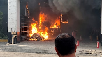 Incendio consume agencia de autos en la Gustavo A. Madero, bomberos evitan que el fuego se propague