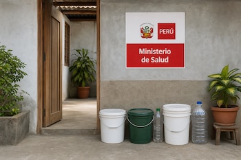 Baldes y botellas con tapa alineados frente a una pared con un cartel del Ministerio de Salud de Perú junto a una puerta abierta.