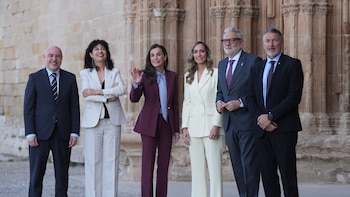 La reina Letizia recicla su traje de dos piezas y deslumbra en Lleida: el mensaje que esconde su estilismo y su guiño a Cataluña
