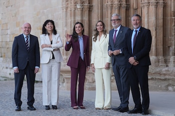 La reina Letizia, acompañada de la presidenta de la Asociación , Laia Rogel (3d), la ministra de Igualdad, Ana Redondo (2i), el delegado del Gobierno en Catalunya, Carlos Prieto (i), el alcalde de Lleida, Félix Larrosa (2d), y el conseller de Empresa, Miquel Sàmper (d), se reúne con la Associació de Dones Empresàries de Lleida, a 9 de abril de 2026, en Lleida (David Zorrakino / Europa Press)