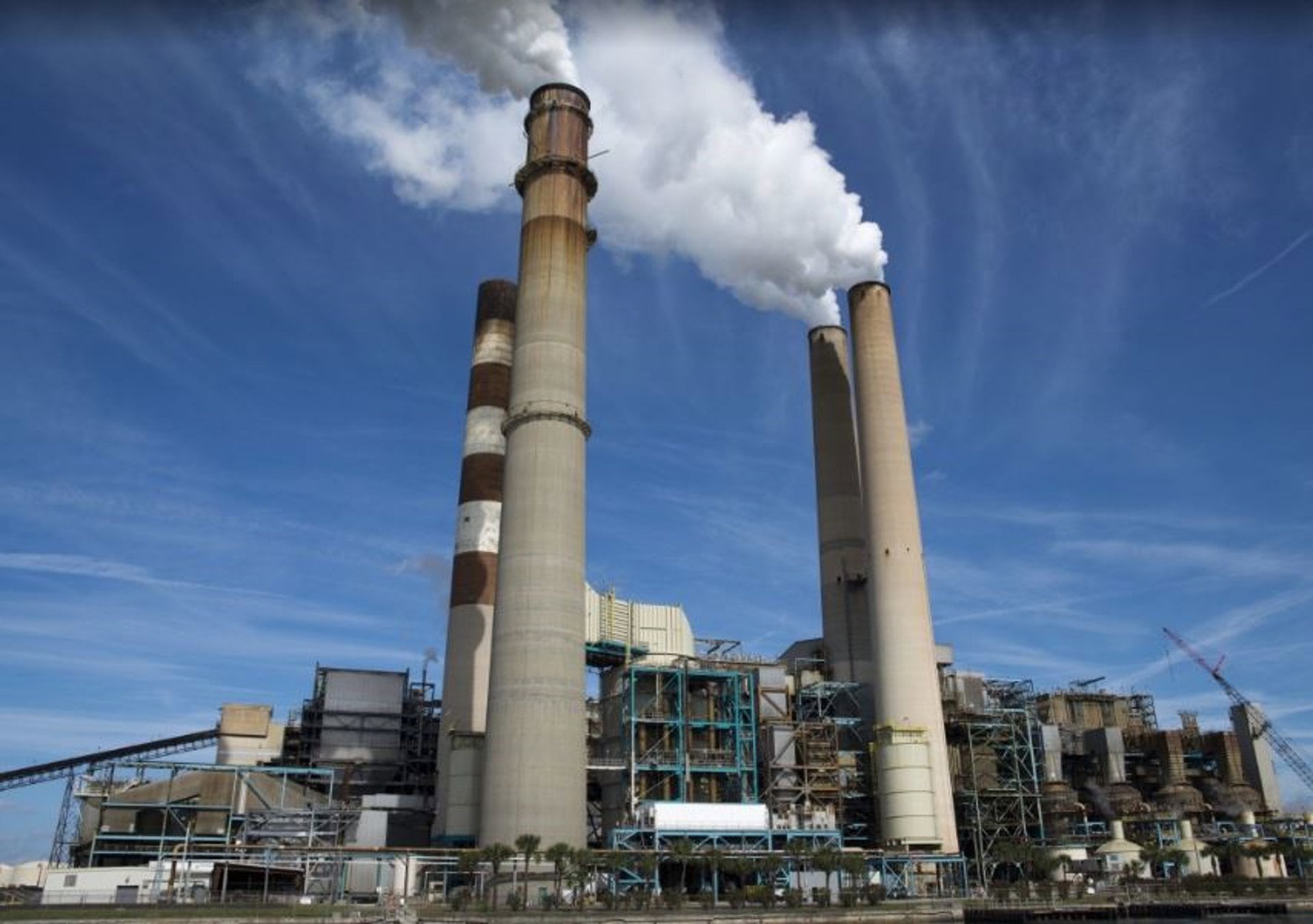 Bruselas expedienta a todos los países de la UE por no aplicar las reglas contra la contaminación industrial