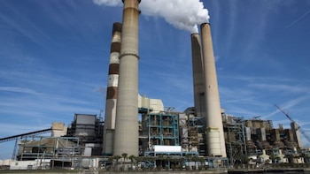 Bruselas expedienta a todos los países de la UE por no aplicar las reglas contra la contaminación industrial