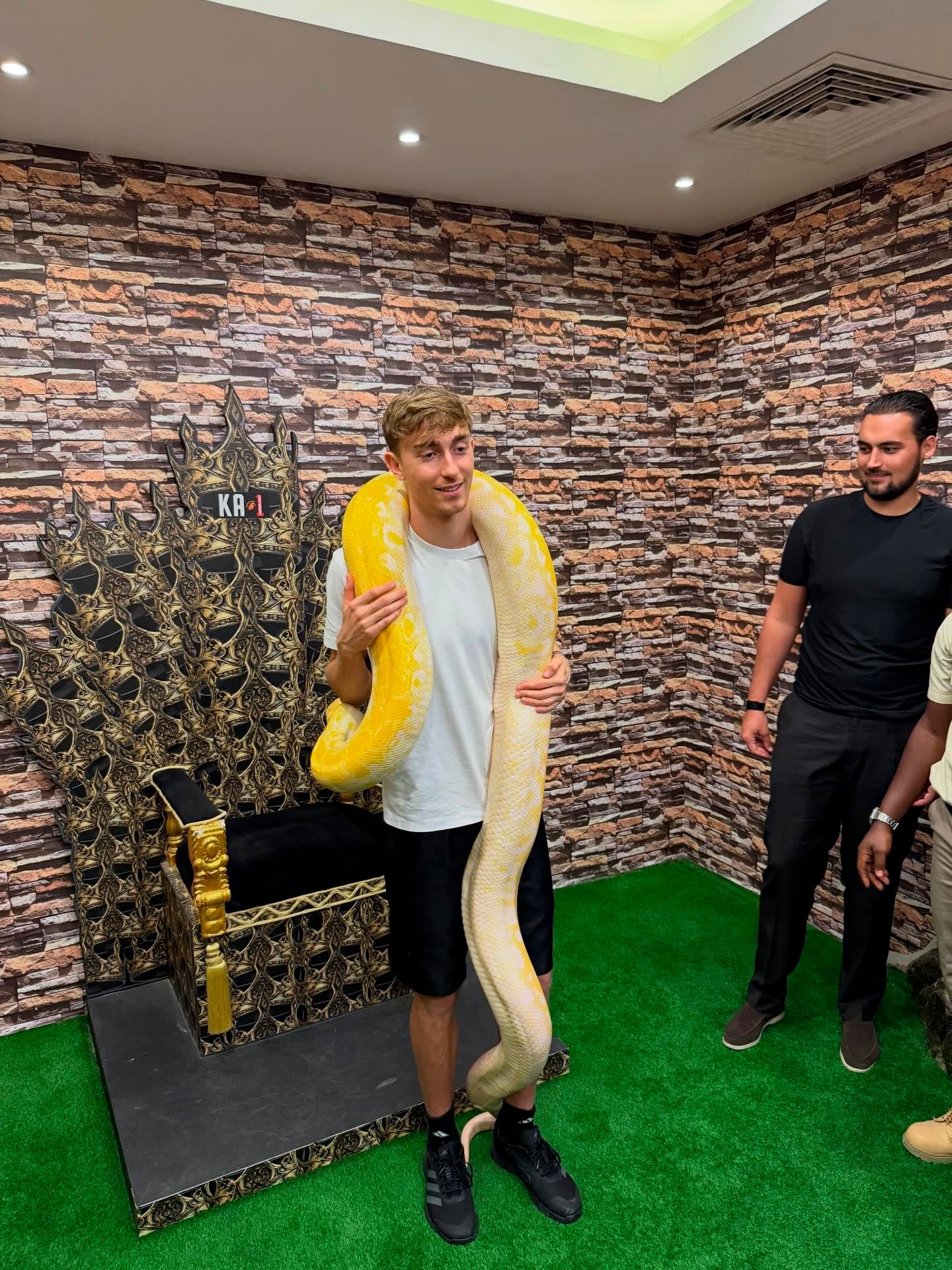 El jugador posó con distintos animales