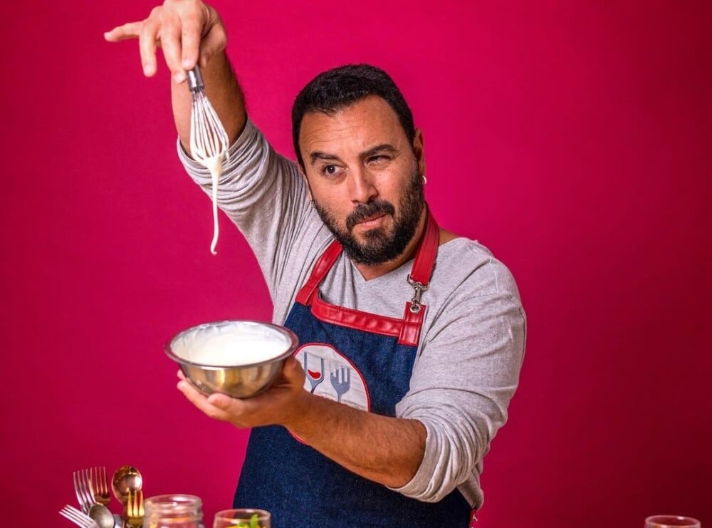 Tulio Zuloaga o Tulio recomienda nació en Barranquilla en 1970, se dedicó a la música antes de decidirse por la gastronomía - crédito @tuliorecomienda/Instagram