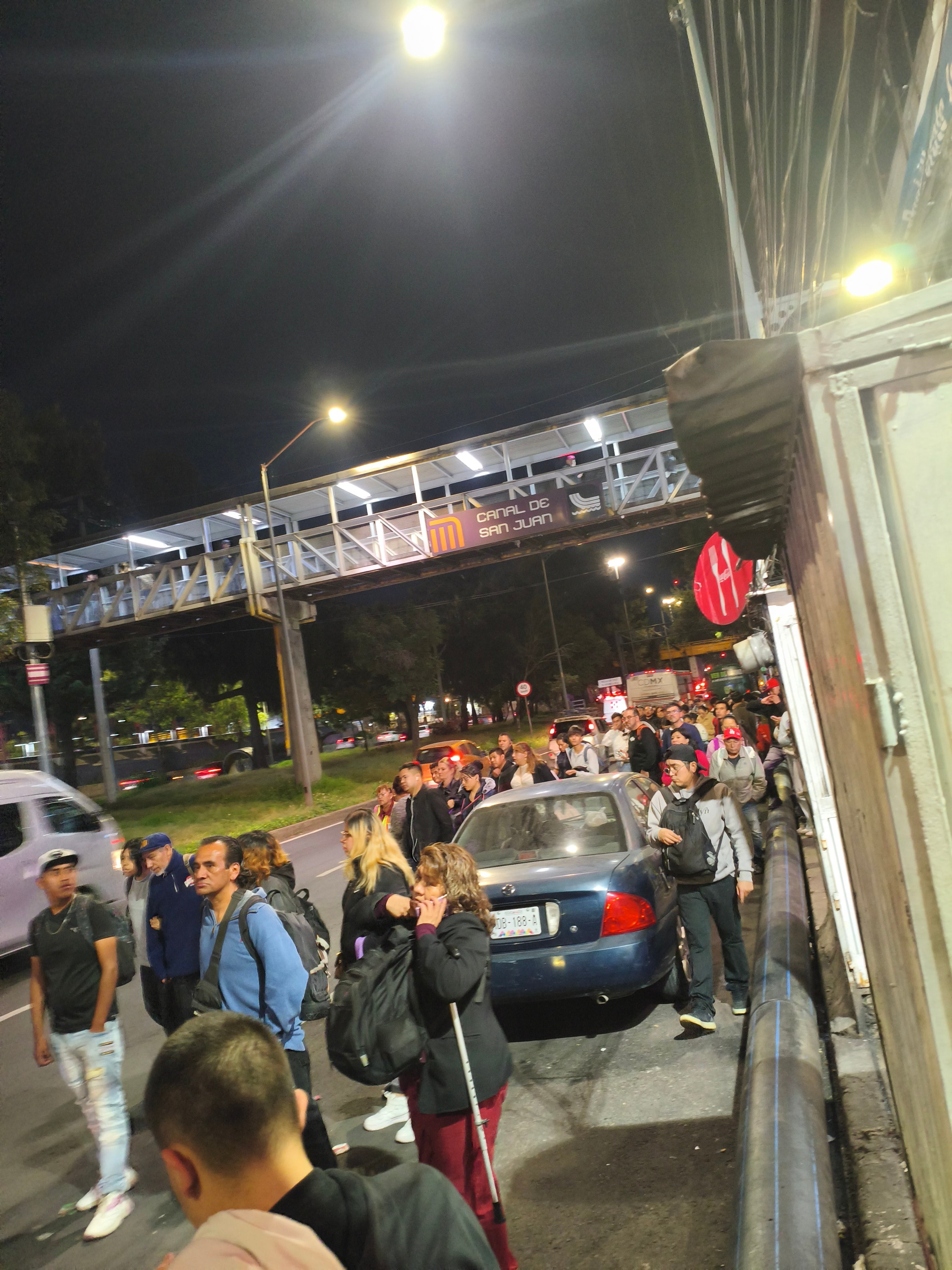 Metro CDMX Línea A suspensión de servicio (@JekzielJehu/X)