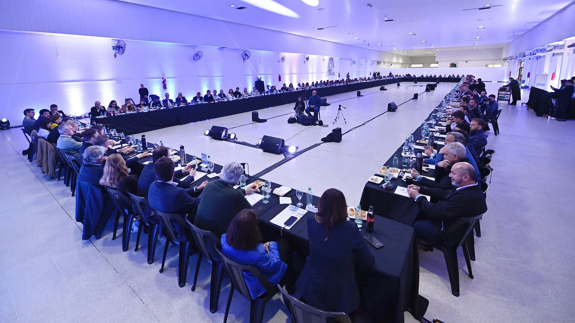 La amplia mesa del evento