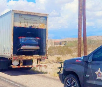 Las tres camionetas Toyota recuperadas por las autoridades de Texas contaban con reporte de robo en Houston y seriales (VIN) falsificados (Cortesía: Presidio County Sheriff's Office).