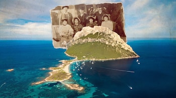 Un collage muestra una fotografía antigua de seis personas con ropa de época sobrepuesta a una vista aérea de una isla montañosa en el mar con barcos.