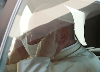 El papa se pone un barbijo en el auto tras dejar la audiencia del miércoles (REUTERS/Remo Casilli)