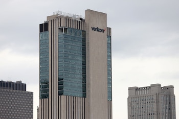 Verizon indicó que el plan pospago Simplicity y el programa de lealtad están disponibles para clientes nuevos y actuales a través de la app My Verizon, con condiciones que deben revisarse en los canales oficiales (REUTERS/Andrew Kelly/File Photo)