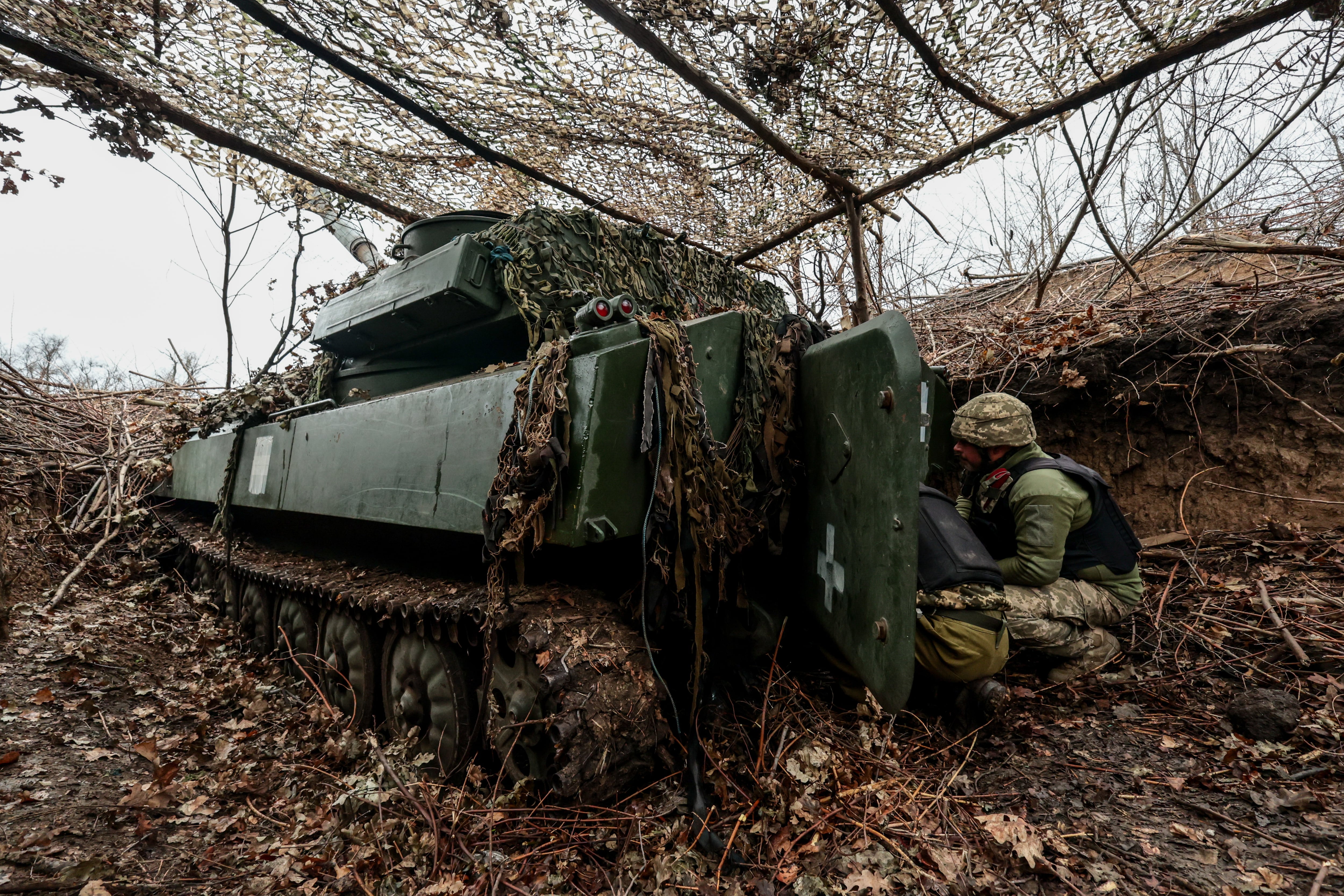 Militares ucranianos de una brigada mecanizada se preparan para disparar obuses en una imagen de archivo. EFE/EPA/Kateryna Klochko