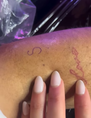 Gustavo Hormaechea sorprendió a Sofía Jiménez tatuándose la inicial “S”, un tributo especial a la relación que emocionó a la modelo