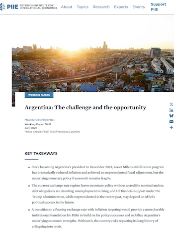 Captura de pantalla de una página web del Peterson Institute con logo, menú, titular de artículo "Argentina: The challenge...", foto de ciudad al atardecer, autor y texto