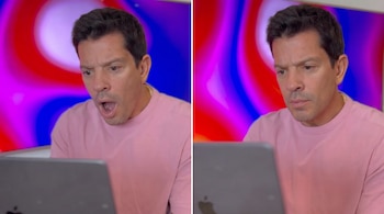 Yahir frente a una computadora, buscando el significado de una palabra