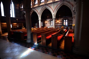 Fieles rezan en una misa