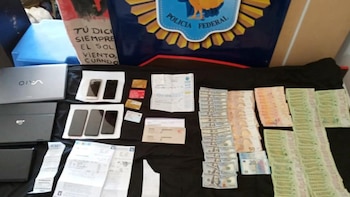 Dólares y dispositivos incautados a