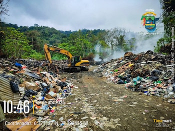 Las altas temperaturas, cercanas a los 40 °C, han agravado la situación favoreciendo la combustión de los residuos y la emisión de gases tóxicos - crédito Alcaldía de Bahía Solano / Facebook