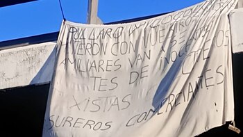 El cartel que apareció colgado