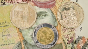 El ahorro permite afrontar imprevistos, mientras que la inversión busca generar rendimientos. Ambos ayudan a cubrir necesidades inmediatas y avanzar hacia metas de largo plazo.
