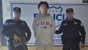Autoridades capturaron a Lucas Adrián H., alias “Pato”, de la MS-13, acusado de homicidio agravado contra tres víctimas y con antecedentes por robo y amenazas. (Cortesía: Policía Nacional Civil)