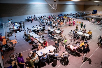 Varias personas desalojadas del municipio de Aldea del Fresno, en el polideportivo de Villamanta, a 23 de julio de 2026, en Villamanta, Madrid (España). (A. Pérez Meca / Europa Press).