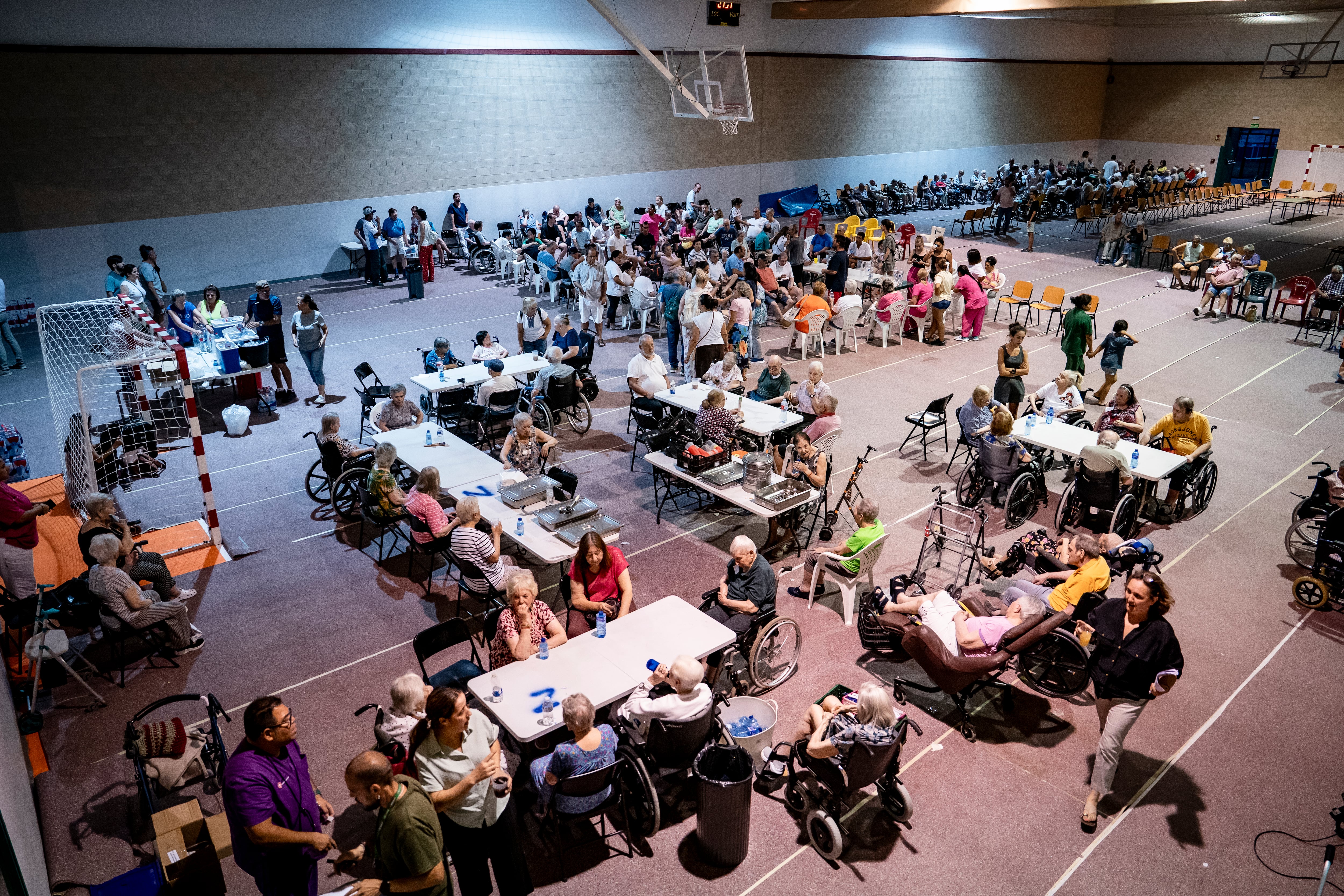 Varias personas desalojadas del municipio de Aldea del Fresno, en el polideportivo de Villamanta, a 23 de julio de 2026, en Villamanta, Madrid (España). (A. Pérez Meca/Europa Press)