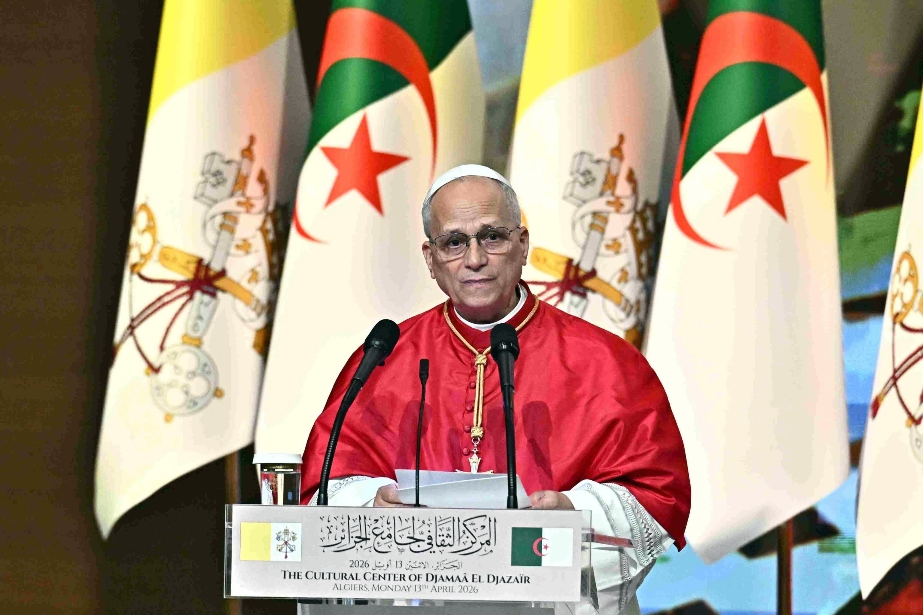 .- El Papa León XIV pronuncia un discurso durante una reunión con autoridades, la sociedad civil y el cuerpo diplomático en el centro de conferencias