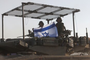 Soldados israelíes sostienen una bandera
