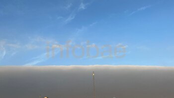 Un bloque de copiosas nubes hicieron notar el contraste con el cielo despejado en Lima. Infobae / María Elena Mamani